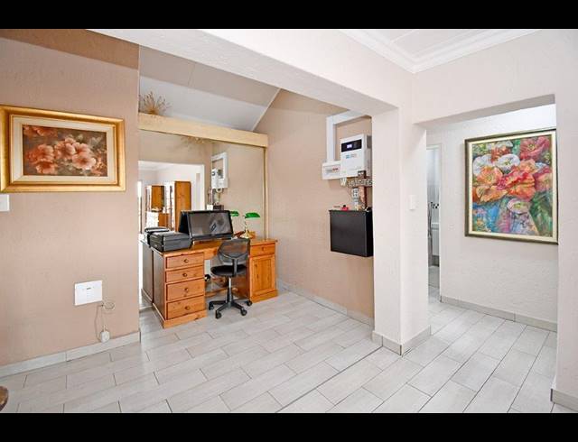 2 BEDROOM APARTMENT FOR SALE IN DOWERGLEN EXT 4